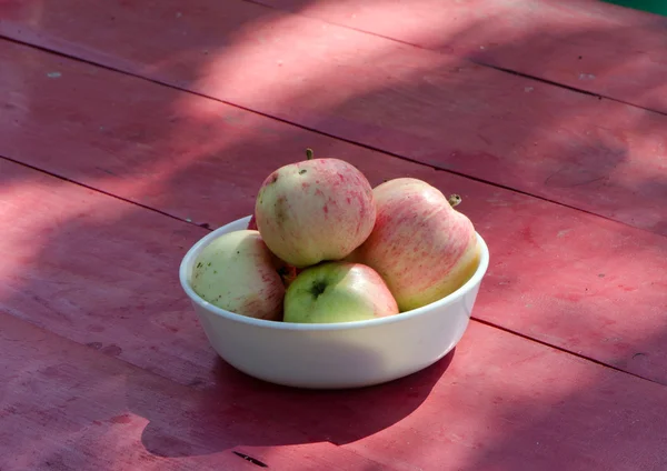 Οικολογικά υγιή της apple δέντρο φρούτα κόκκινο ξύλινο τραπέζι — Φωτογραφία Αρχείου