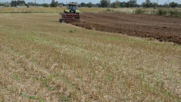 Tractor vehículo arado campo — Vídeo de stock