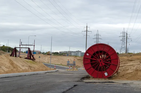 高電圧ケーブル リール道路建設 — ストック写真