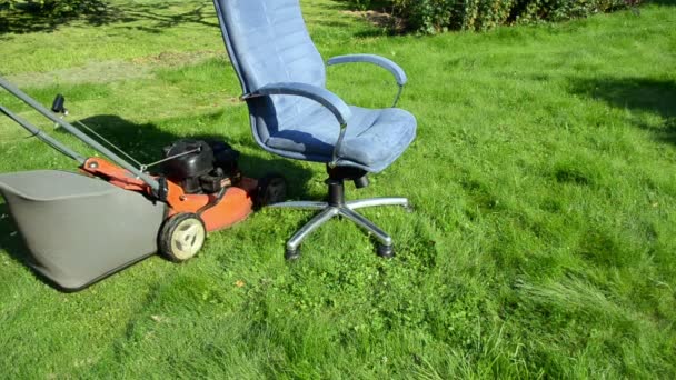 Концепция человек короткий резиновый ботинок газонорез офис босс кресло — стоковое видео