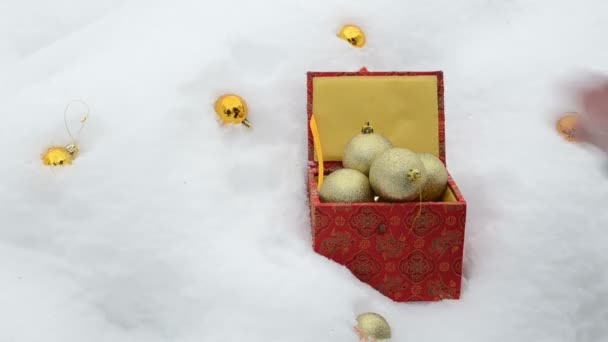 Mano tomar brillante Navidad juguetes invierno nieve retro caja — Vídeo de stock