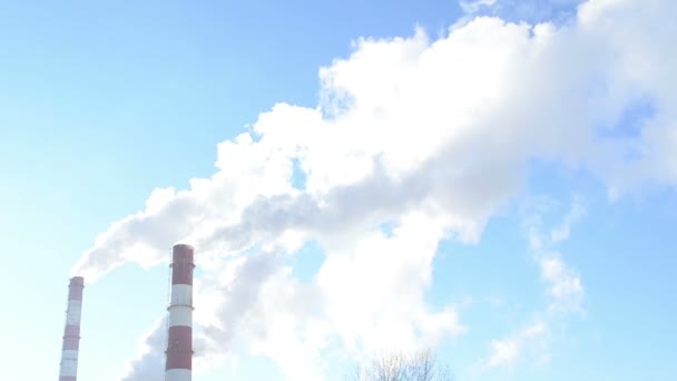 Rook opkomst industriële ketel huis schoorsteen verwarming stad blauwe hemel — Stockvideo