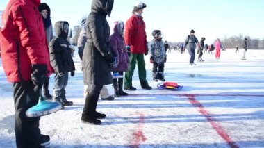 donmuş göl buz trakai kış eisstock paten curling oyna
