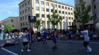 oyuncular basketbol 3 x 3 açık snickers turnuvada oynamak.