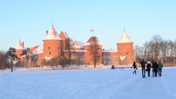 冬季日落 trakai 城堡雪游客活动美 — 图库视频影像