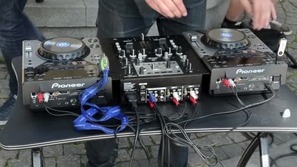 DJ hand mix dansmusik med mixer utomhus — Stockvideo