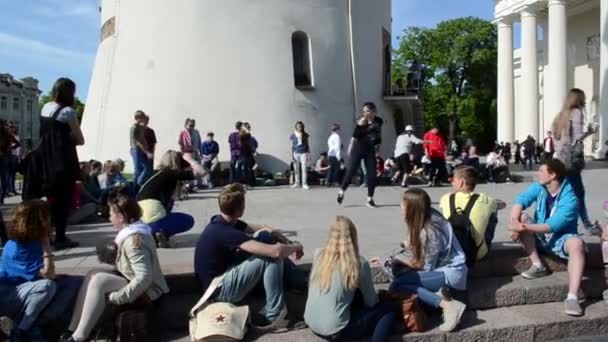 Tonårsflicka modern dans cathedral square publik — Stockvideo