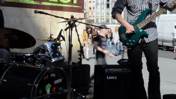 Вокаліст співати і грати рок з гітарою і ходьби вулиці — стокове відео