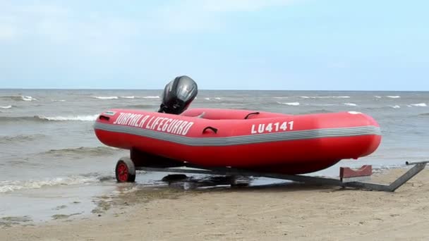 Jurmala plavčík gumové motorového člunu pobřeží moře znovu — Stock video