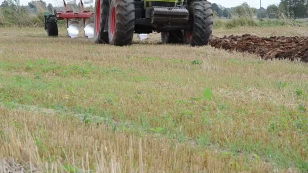 Ciągnika pojazdu zbliżenie orać pole rolnictwo cięcia rów — Wideo stockowe