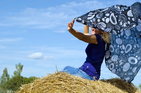 Kadın mutlu bir gülümseme saman balya başörtüsü eşarp Rüzgar — Stok fotoğraf