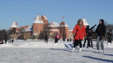 aktif kış spor paten buz donmuş göl kale fort trakai