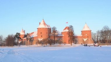 güzel gün batımı trakai kale kar turistlerin boş zaman