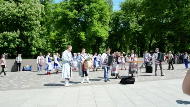 Oekraïense folk muziek dans vertegenwoordigen en zingen — Stockvideo