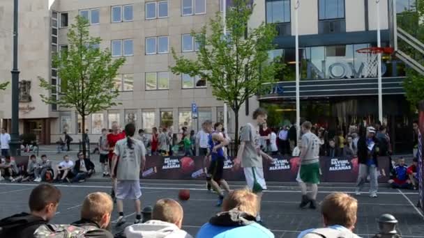 Spelers spelen in snickers straat basketbaltoernooi 3 x 3 — Stockvideo