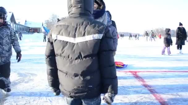 Juego activo invierno eisstock curling castillo de Trakai — Vídeos de Stock