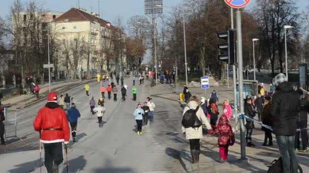Çalışma sayılar kırmızı Noel Baba kostümleri yılbaşı Maratonu sokak — Stok video