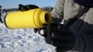 göl donmuş kadın içecek çay kahve termosu kış paten