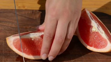 dilim taze olgun greyfurt pomelo meyve parçalara el.