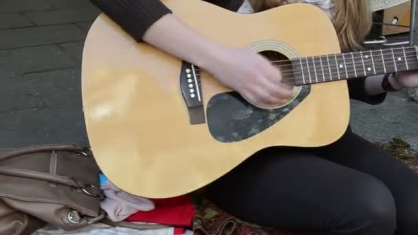 Jong meisje gitaar spelen en zingen in de straat muziek dag — Stockvideo