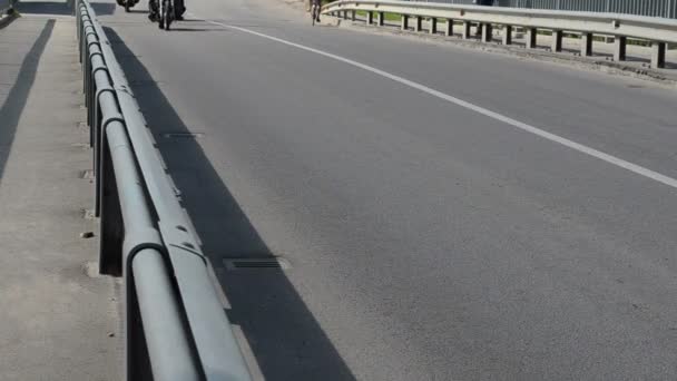Fietsers rijden motorfietsen brug weg jaarlijks biker festival — Stockvideo