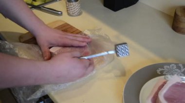 kür ve metal çekiçle dövmeye et parçası