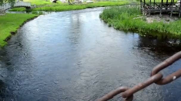 Río agua flujo puente oxidado cadena fragmento — Vídeos de Stock