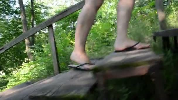 suivre femme en flip-flop chaussures monter des escaliers en bois rétro 