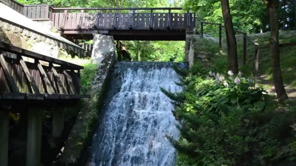 Vista a su vez arroyo corriente flujo viejo retro molino de agua puente cascada — Vídeos de Stock