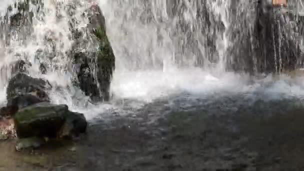 closeup ruisseau ruisseau cascade coulée vieilles pierres rétro 