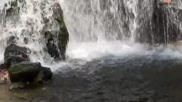 Primer plano arroyo corriente cascada flujo correr viejas piedras retro — Vídeo de stock