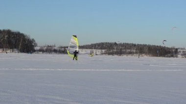 Göl kiteboarders spor doğa donmuş buz sörfçü adam yelken