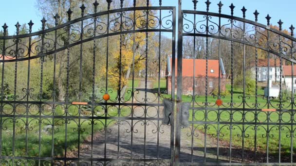 Retro steel metal gates park old architecture buildings — Stock Video