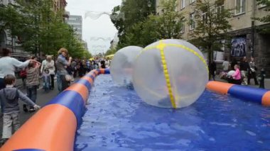 Çocuk zorb topu yürüyüş