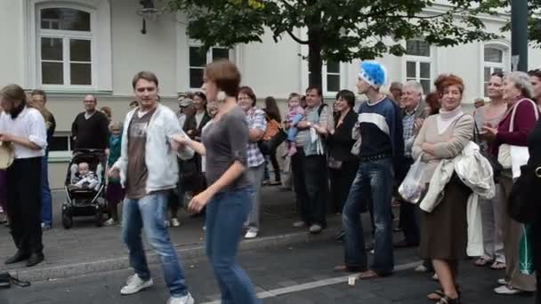 Musiker spielen Akkordeongeige und unterhalten Straße — Stockvideo