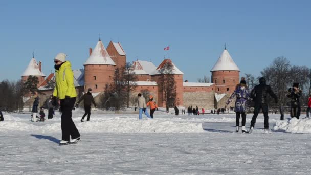 Aktív téli sport korcsolyázni a jégen fagyasztott tó vár fort trakai — Stock videók