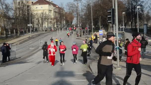 Ejecutar trajes verdes de santa tradición maratón de Navidad — Vídeo de stock