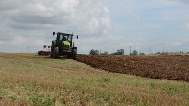 Lavori estivi nel settore agricolo . — Video Stock