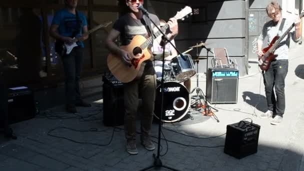 Künstler spielen Rock mit Gitarre Schlagzeug singen Altstadtstraße — Stockvideo