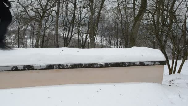 Экстремальный риск человек ходить зимой снежный склон крыши угол прыжок риск — стоковое видео