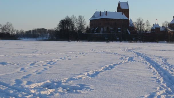 Par snöskoter transport galves sjön trakai fort vinter — Stockvideo