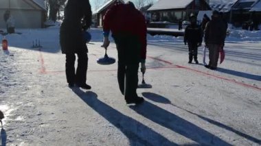 Kış eisstock donmuş göl buz trakai curling oyna