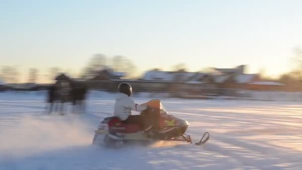 Köra snöskoter transport galves sjön trakai vinter — Stockvideo