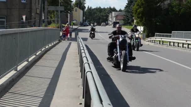 Fietsers rijden motorfietsen — Stockvideo