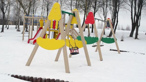 Bambini parco giochi aspettare estate giocattoli swing spostare inverno neve — Video Stock