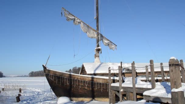 Retro houten schip bevroren meer ijs pier zeil verplaatsen wind blauwe hemel — Stockvideo