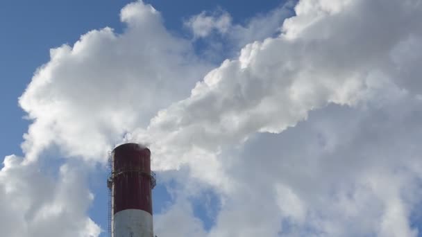 Kazan ev şehir mavi gökyüzü Isıtma endüstriyel baca duman — Stok video