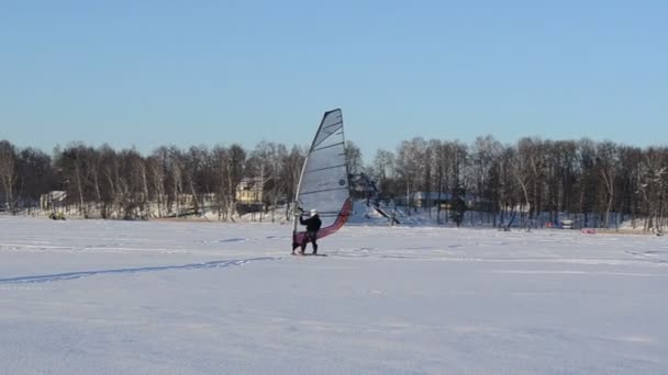 Folgen Eissurfer Mann fangen Windsegel gefrorenen See Wintersport — Stockvideo