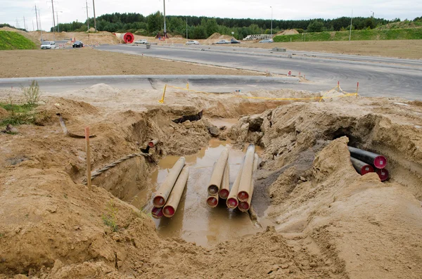 Cabo de eletricidade tubo de proteção colocar construção de estradas — Fotografia de Stock