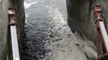 Panorama su akış akış splash vintage baraj buz kar kış